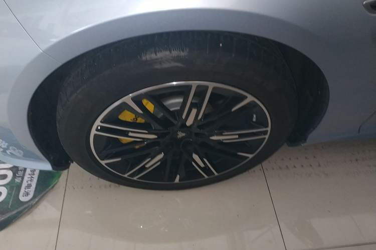 Used NETA S 2022 Extended-Range Version 1160 km Range Rear-Wheel Drive Mid-Grade Left Front Wheel Hub