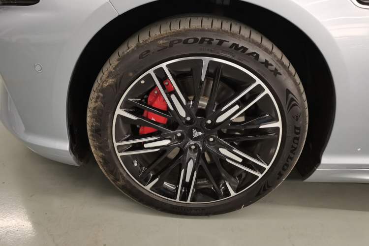 Used NETA S 2022 Extended-Range Version 1160 km Rear-Drive Big Edition Left Front Wheel Hub