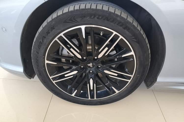 Used NETA S 2022 Pure Electric 715 km Range Rear-Wheel Drive Mid-Range Version Left Front Wheel Hub