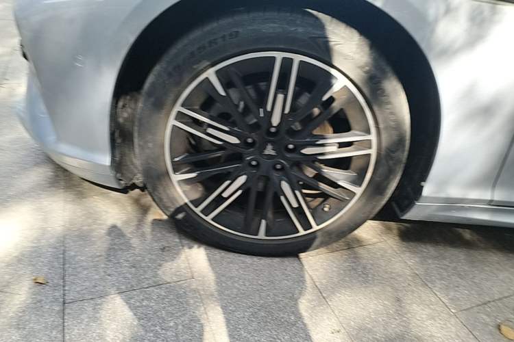 Used NETA S 2022 Extended-Range Version 1160 km Range Rear-Wheel-Drive Compact Edition Left Front Wheel Hub