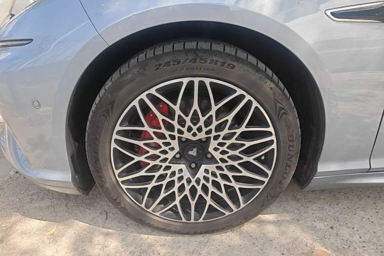 Used NETA S 2022 All-Electric 715 km Range Rear-Drive Deluxe Version Left Front Wheel Hub