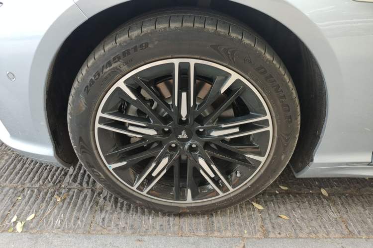Used NETA S 2022 Extended-Range Version 1160 km Range Rear-Wheel-Drive Compact Edition Left Front Wheel Hub