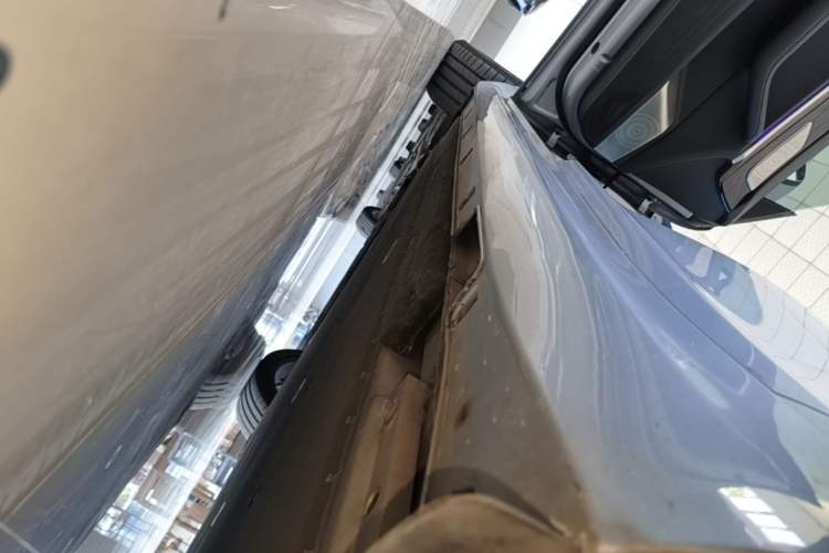 Used NETA S 2022 Pure Electric 715 km Range Rear-Wheel Drive Mid-Range Version Left Side Sill
