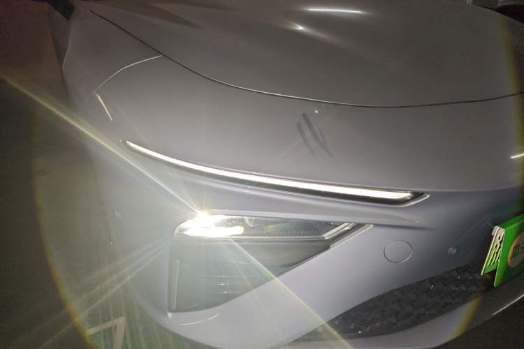 Used NETA S 2022 All-Electric 715 km Range Rear-Drive Deluxe Version Right Front Headlight