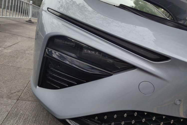 Used NETA S 2022 All-Electric 650 km Four-Wheel Drive Premium Version Right Front Headlight