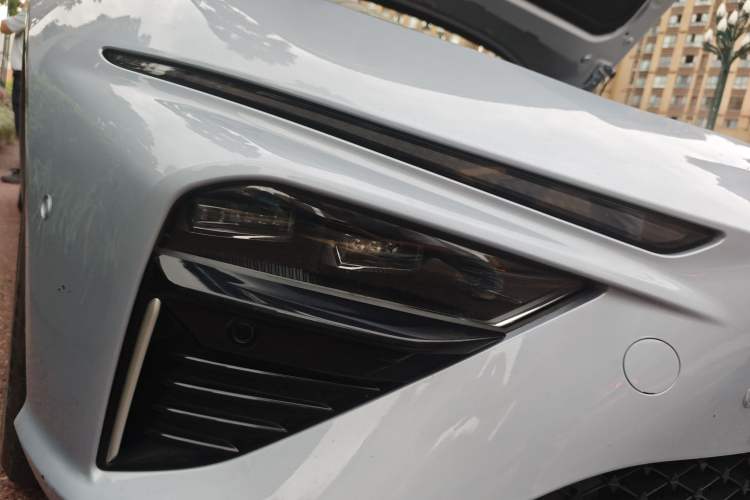 Used NETA S 2022 Extended-Range Version 1160 km Rear-Drive Big Edition Right Front Headlight