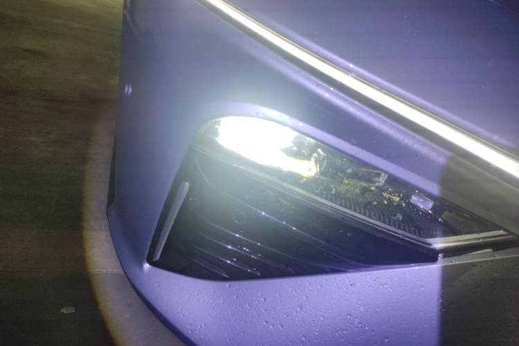 Used NETA S 2022 Extended-Range Version 1160 km Range Rear-Wheel-Drive Compact Edition Right Front Headlight