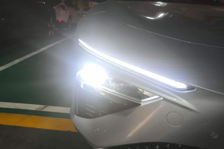 Used NETA S 2022 Extended-Range Version 1160 km Range Rear-Wheel-Drive Compact Edition Right Front Headlight