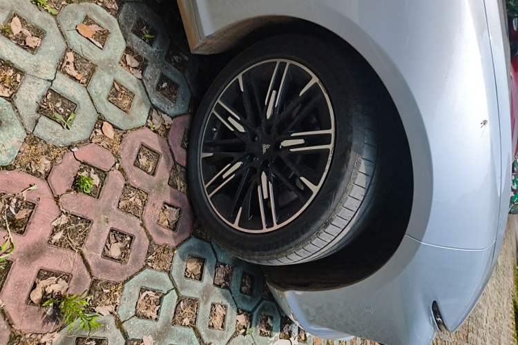 Used NETA S 2022 Extended-Range Version 1160 km Range Rear-Wheel-Drive Compact Edition Right Front Wheel Hub