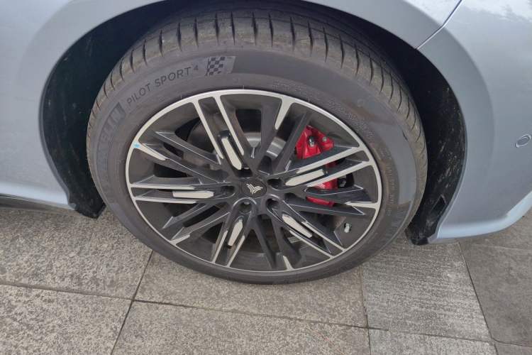 Used NETA S 2022 All-Electric 650 km Four-Wheel Drive Premium Version Right Front Wheel Hub
