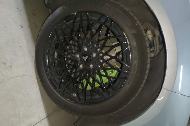 Used NETA S 2022 All-Electric 650 km Four-Wheel Drive Flagship Edition Right Front Wheel Hub