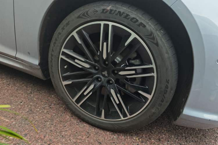Used NETA S 2022 Extended-Range Version 1160 km Rear-Drive Big Edition Right Front Wheel Hub