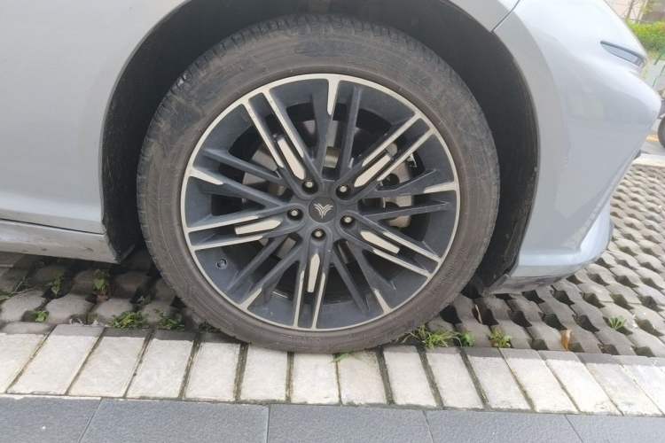 Used NETA S 2022 Extended-Range Version 1160 km Range Rear-Wheel-Drive Compact Edition Right Front Wheel Hub