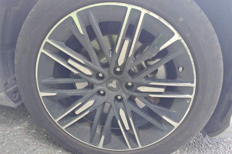 Used NETA S 2022 Pure Electric 715 km Range Rear-Wheel Drive Mid-Range Version Right Front Wheel Hub