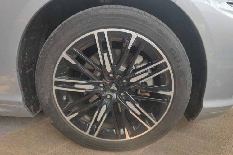 Used NETA S 2022 Extended-Range Version 1160 km Range Rear-Wheel-Drive Compact Edition Right Front Wheel Hub