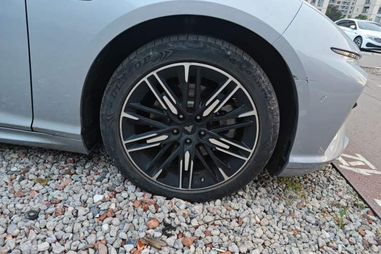Used NETA S 2022 Extended-Range Version 1160 km Range Rear-Wheel-Drive Compact Edition Right Front Wheel Hub