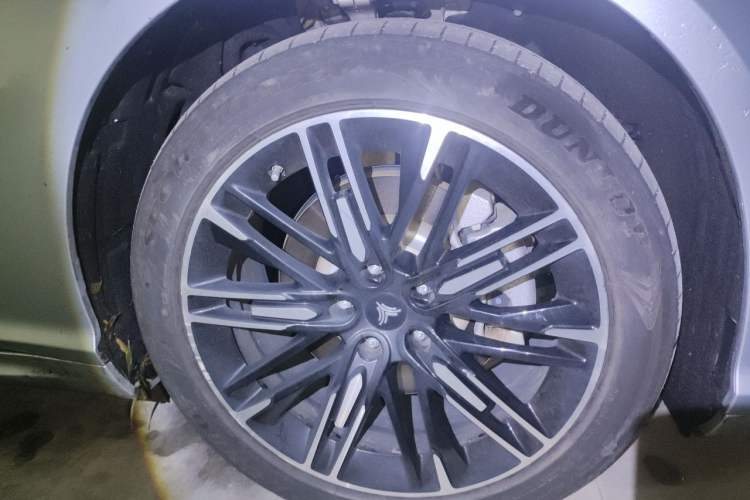 Used NETA S 2022 Extended-Range Version 1160 km Range Rear-Wheel-Drive Compact Edition Right Front Wheel Hub