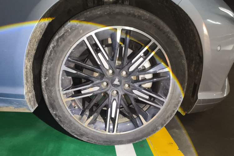 Used NETA S 2022 Extended-Range Version 1160 km Range Rear-Wheel-Drive Compact Edition Right Front Wheel Hub