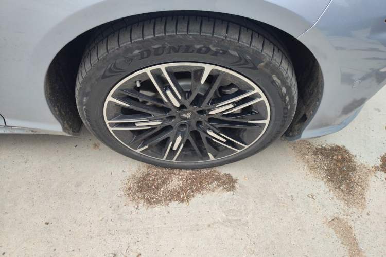 Used NETA S 2022 Extended-Range Version 1160 km Range Rear-Wheel-Drive Compact Edition Right Front Wheel Hub