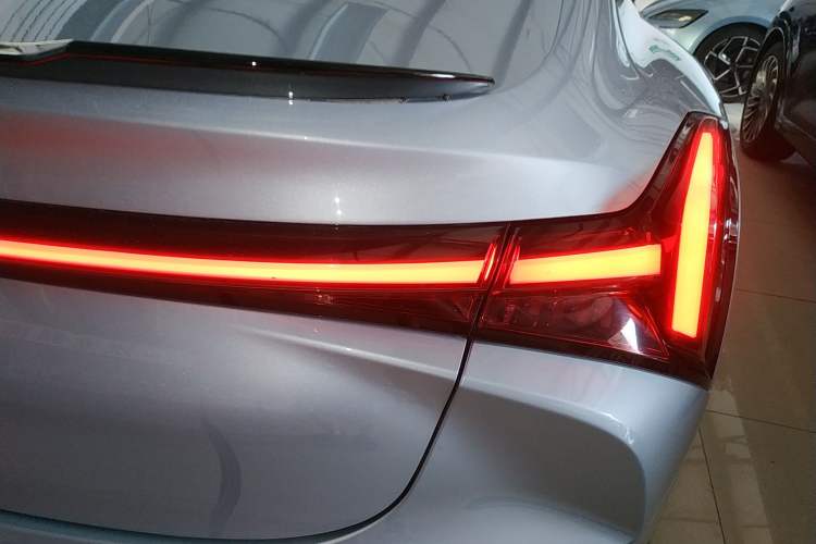 Used NETA S 2022 Extended-Range Version 1160 km Range Rear-Wheel Drive Mid-Grade Right Rear Taillight