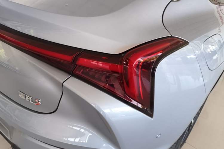 Used NETA S 2022 Pure Electric 715 km Range Rear-Wheel Drive Mid-Range Version Right Rear Taillight