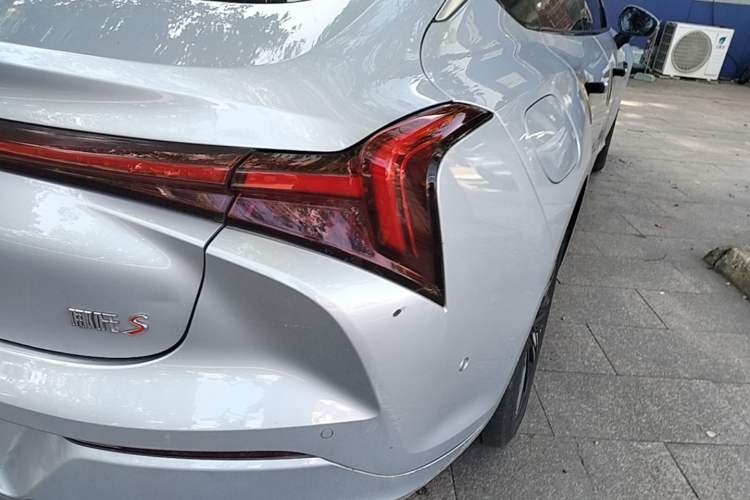 Used NETA S 2022 Extended-Range Version 1160 km Range Rear-Wheel-Drive Compact Edition Right Rear Taillight
