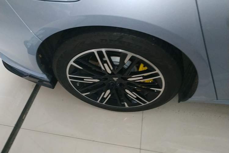 Used NETA S 2022 Extended-Range Version 1160 km Range Rear-Wheel Drive Mid-Grade Right Rear Wheel Hub