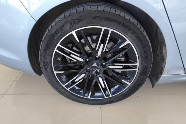 Used NETA S 2022 Pure Electric 715 km Range Rear-Wheel Drive Mid-Range Version Right Rear Wheel Hub