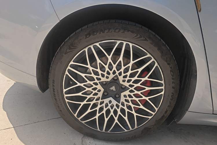 Used NETA S 2022 All-Electric 715 km Range Rear-Drive Deluxe Version Right Rear Wheel Hub