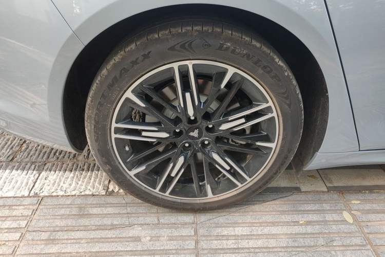 Used NETA S 2022 Extended-Range Version 1160 km Range Rear-Wheel-Drive Compact Edition Right Rear Wheel Hub
