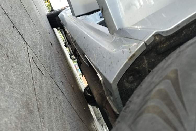 Used NETA S 2022 Extended-Range Version 1160 km Range Rear-Wheel-Drive Compact Edition Right Side Sill