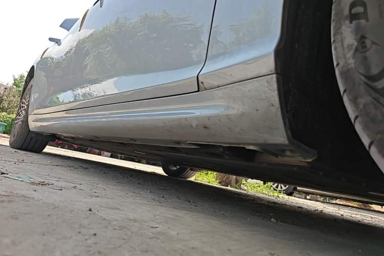 Used NETA S 2022 All-Electric 715 km Range Rear-Drive Deluxe Version Right Side Sill