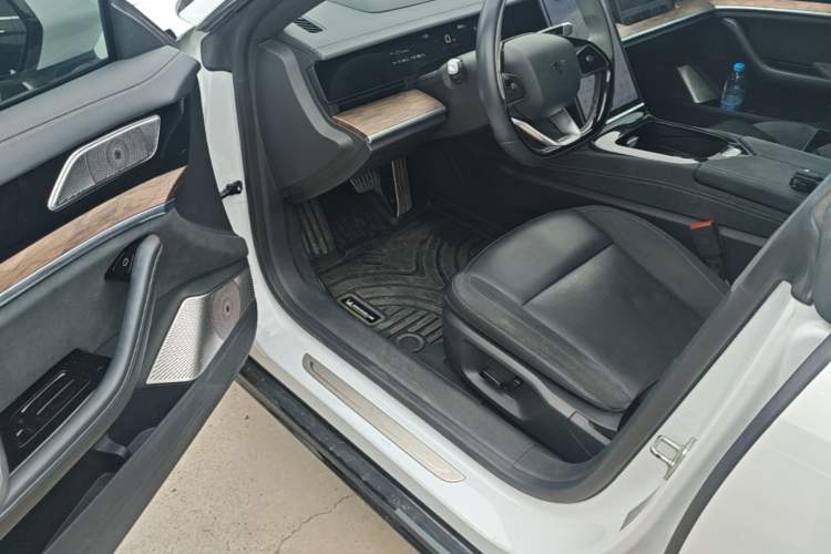 Used NETA S 2022 All-Electric 650 km Four-Wheel Drive Premium Version Driver Seat