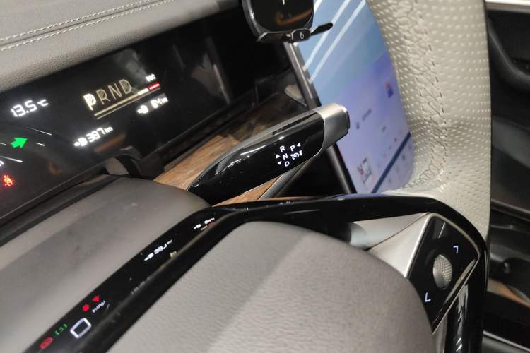 Used NETA S 2022 Extended-Range Version 1160 km Range Rear-Wheel-Drive Compact Edition Gear Lever