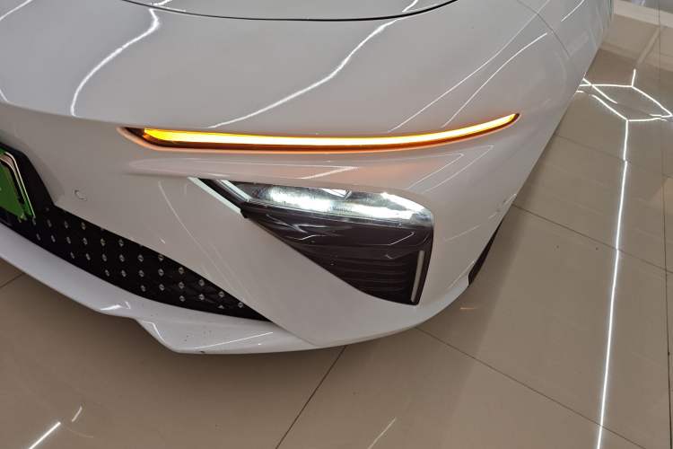 Used NETA S 2022 Extended-Range Version 1160 km Range Rear-Wheel-Drive Compact Edition Left Front Headlight