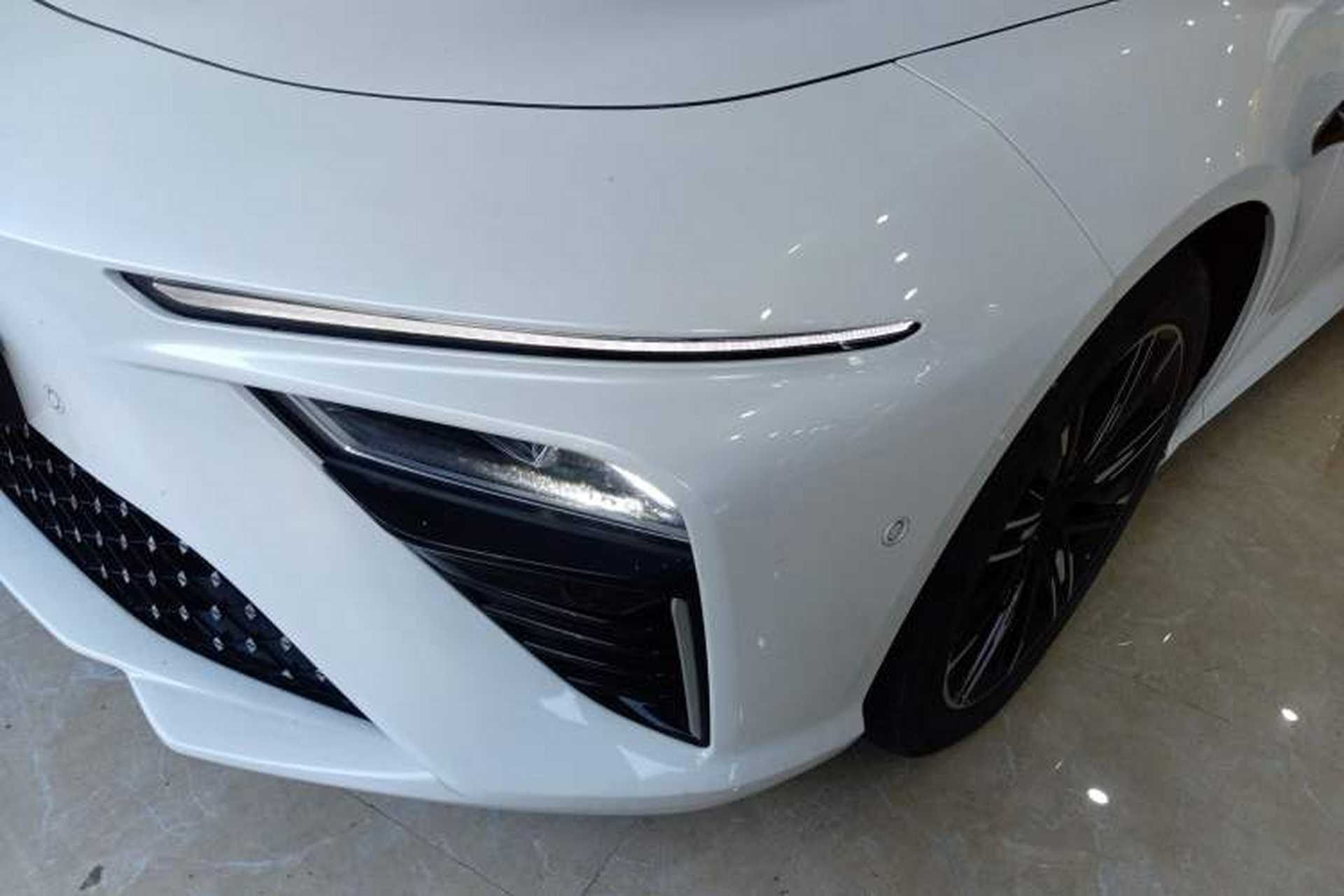 Used NETA S 2022 Extended-Range Version 1160 km Range Rear-Wheel Drive Mid-Grade Left Front Headlight