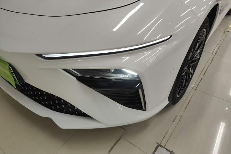 Used NETA S 2022 Extended-Range Version 1160 km Range Rear-Wheel-Drive Compact Edition Left Front Headlight
