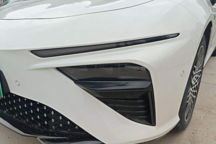 Used NETA S 2022 All-Electric 650 km Four-Wheel Drive Premium Version Left Front Headlight