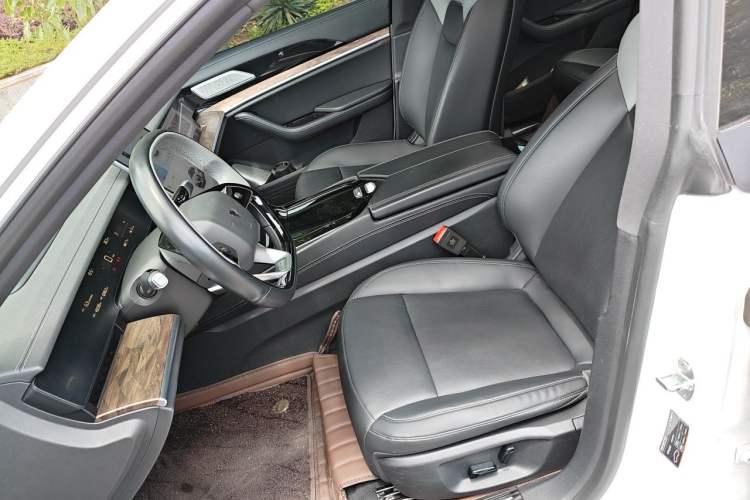 Used NETA S 2022 Extended-Range Version 1160 km Range Rear-Wheel Drive Mid-Grade Left Front Seat