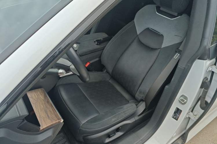 Used NETA S 2022 All-Electric 650 km Four-Wheel Drive Premium Version Left Front Seat