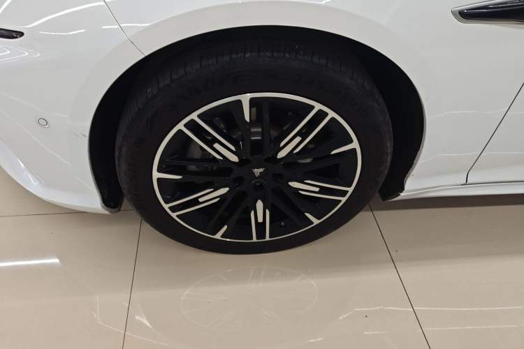 Used NETA S 2022 Extended-Range Version 1160 km Range Rear-Wheel-Drive Compact Edition Left Front Wheel Hub