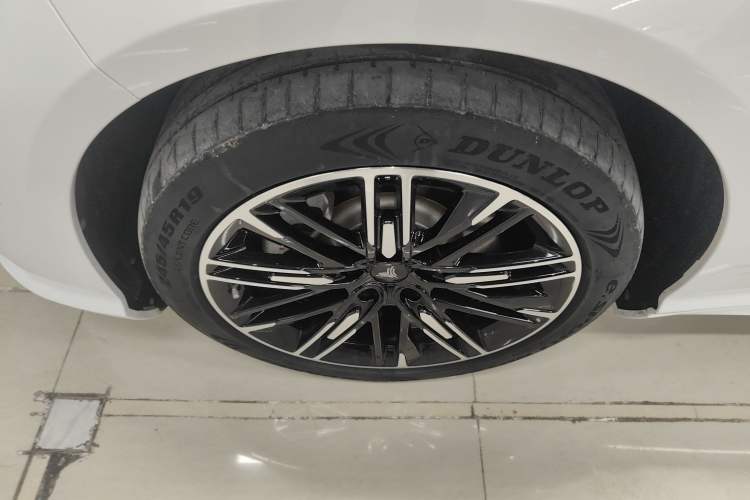 Used NETA S 2022 Extended-Range Version 1160 km Range Rear-Wheel-Drive Compact Edition Left Front Wheel Hub