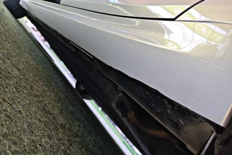 Used NETA S 2022 Extended-Range Version 1160 km Range Rear-Wheel-Drive Compact Edition Left Side Sill