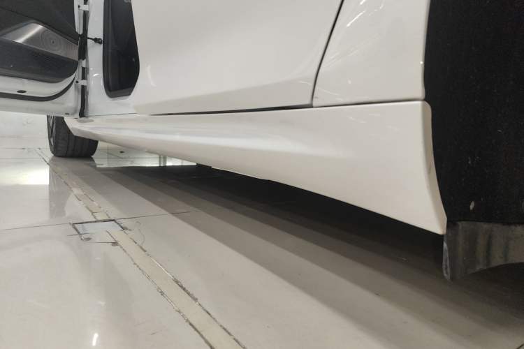 Used NETA S 2022 Extended-Range Version 1160 km Range Rear-Wheel-Drive Compact Edition Left Side Sill
