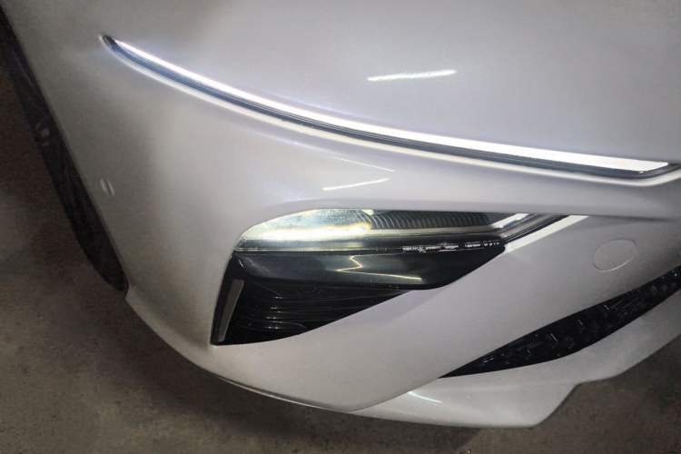Used NETA S 2022 Extended-Range Version 1160 km Range Rear-Wheel-Drive Compact Edition Right Front Headlight