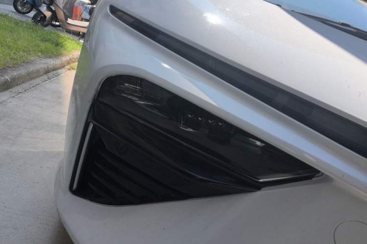 Used NETA S 2022 Extended-Range Version 1160 km Range Rear-Wheel Drive Mid-Grade Right Front Headlight