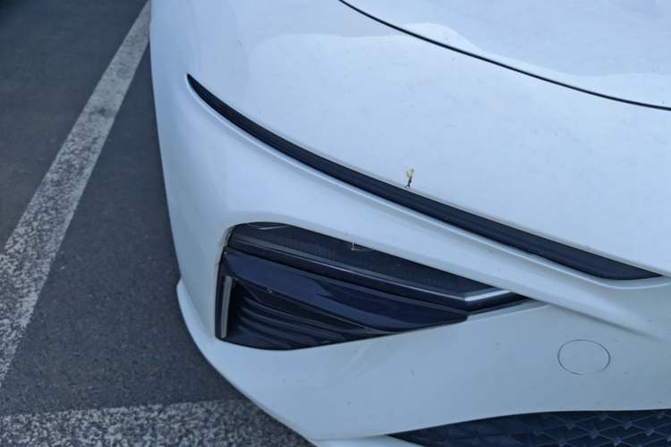 Used NETA S 2022 Extended-Range Version 1160 km Range Rear-Wheel-Drive Compact Edition Right Front Headlight