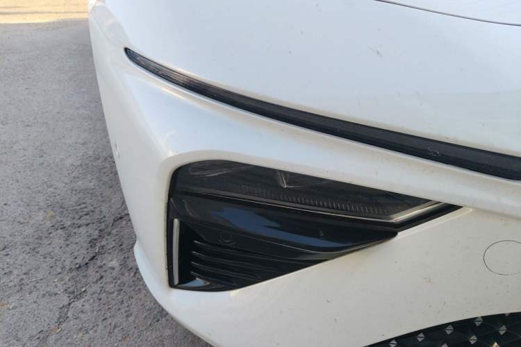 Used NETA S 2022 Extended-Range Version 1160 km Range Rear-Wheel-Drive Compact Edition Right Front Headlight