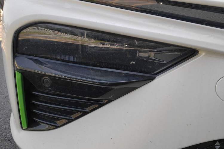 Used NETA S 2022 All-Electric 650 km Four-Wheel Drive Premium Version Right Front Headlight
