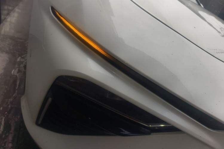Used NETA S 2022 Extended-Range Version 1160 km Range Rear-Wheel Drive Mid-Grade Right Front Headlight